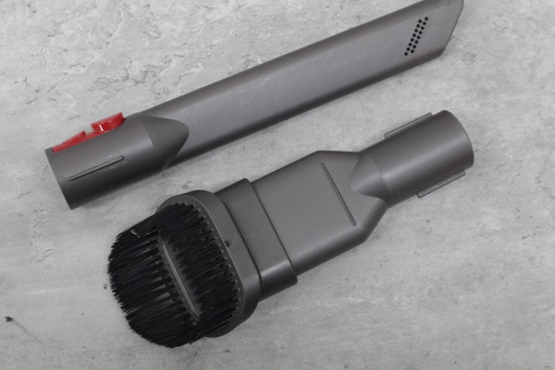 ▲Dyson SV10Kコードレスクリーナー 充電式 アタッチメント付き