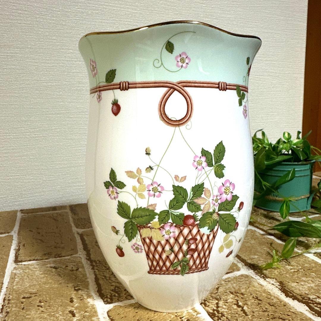 ウェッジウッド　ワイルドストロベリー　花瓶