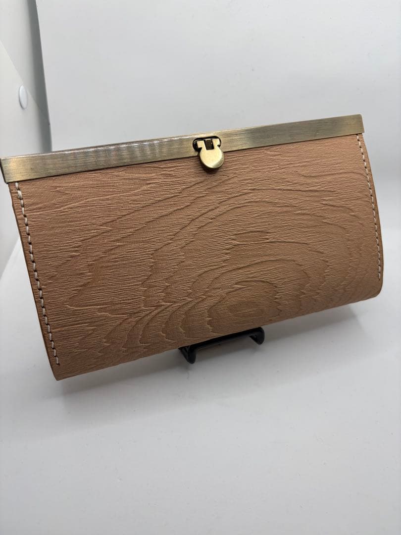 木目型押しの長財布