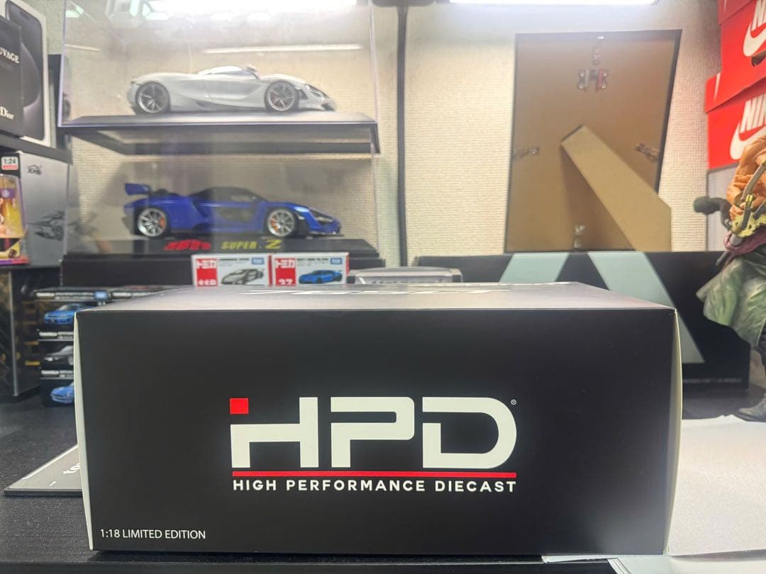 マクラーレン 765LT 1/18 スケールモデルミニカー