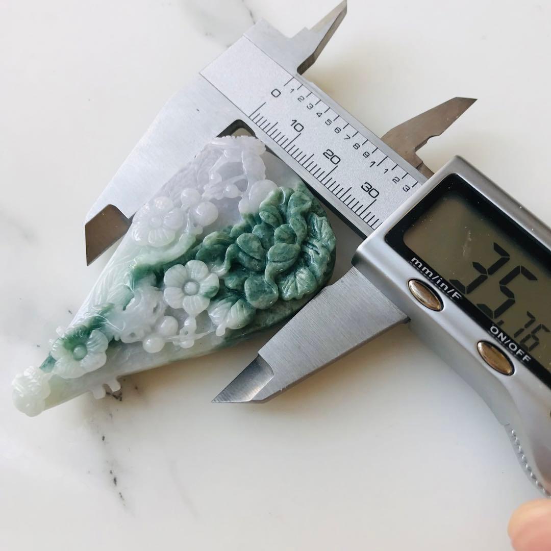 【P300-003】翡翠　ペンダントトップ　ミャンマー産　カービング　一点もの