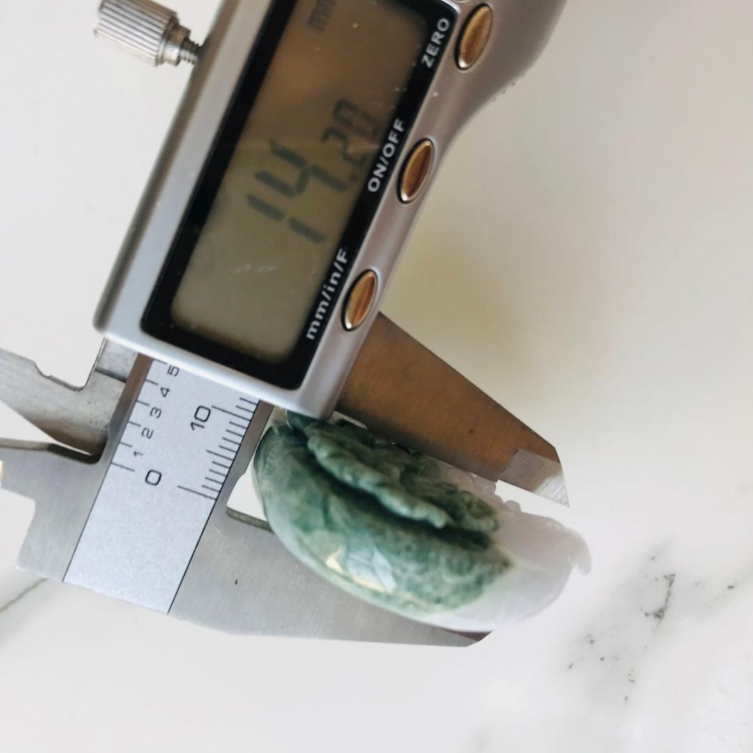 【P300-003】翡翠　ペンダントトップ　ミャンマー産　カービング　一点もの