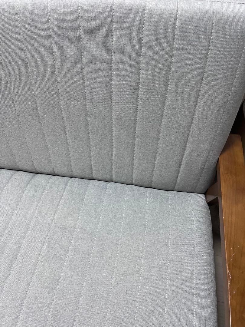 グレーの2人掛けソファ　木製フレーム