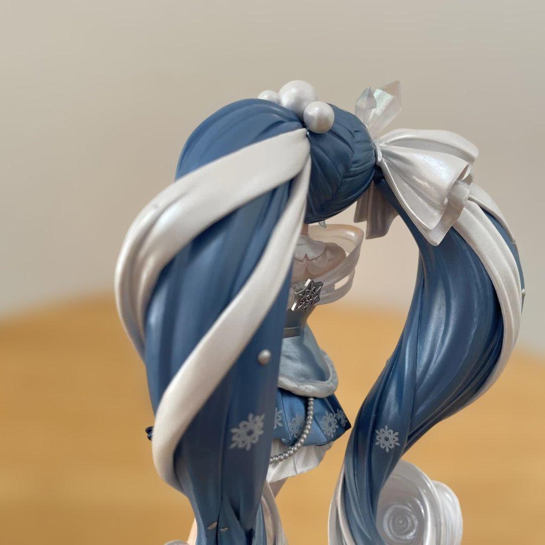 初音ミクフィギュア　肩ズン　缶バッジ