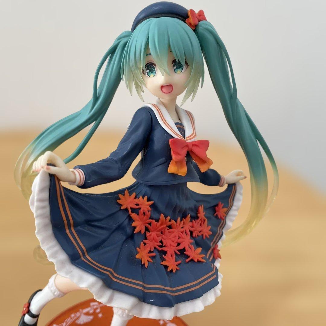 初音ミクフィギュア　肩ズン　缶バッジ