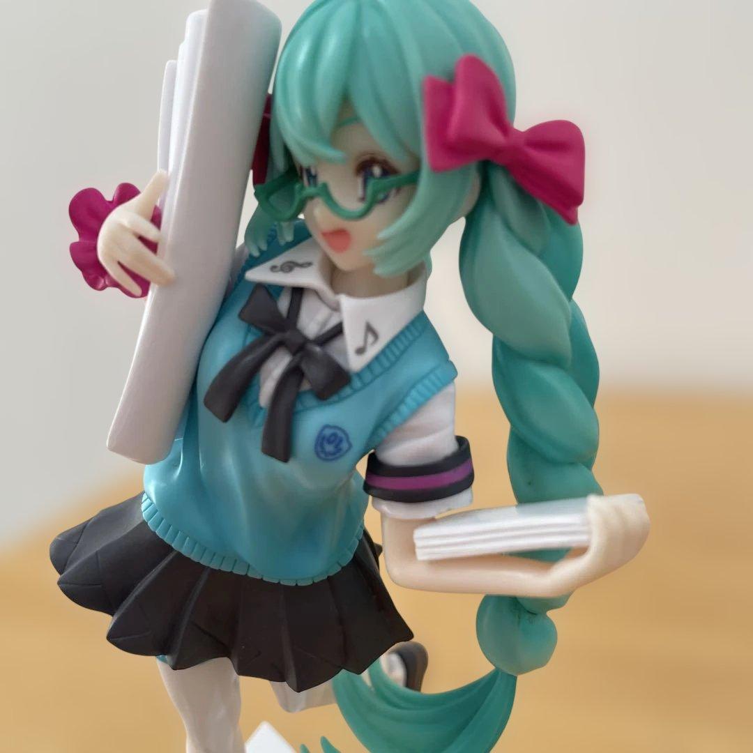 初音ミクフィギュア　肩ズン　缶バッジ