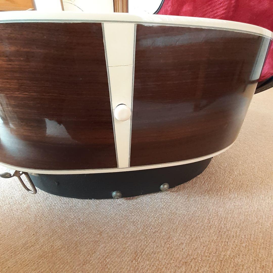 ギルドのアコースティックギターの出品です。