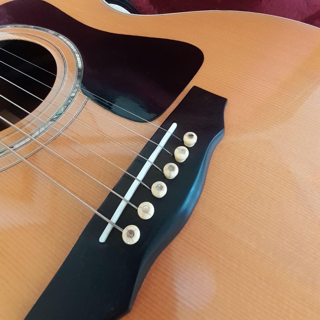 ギルドのアコースティックギターの出品です。