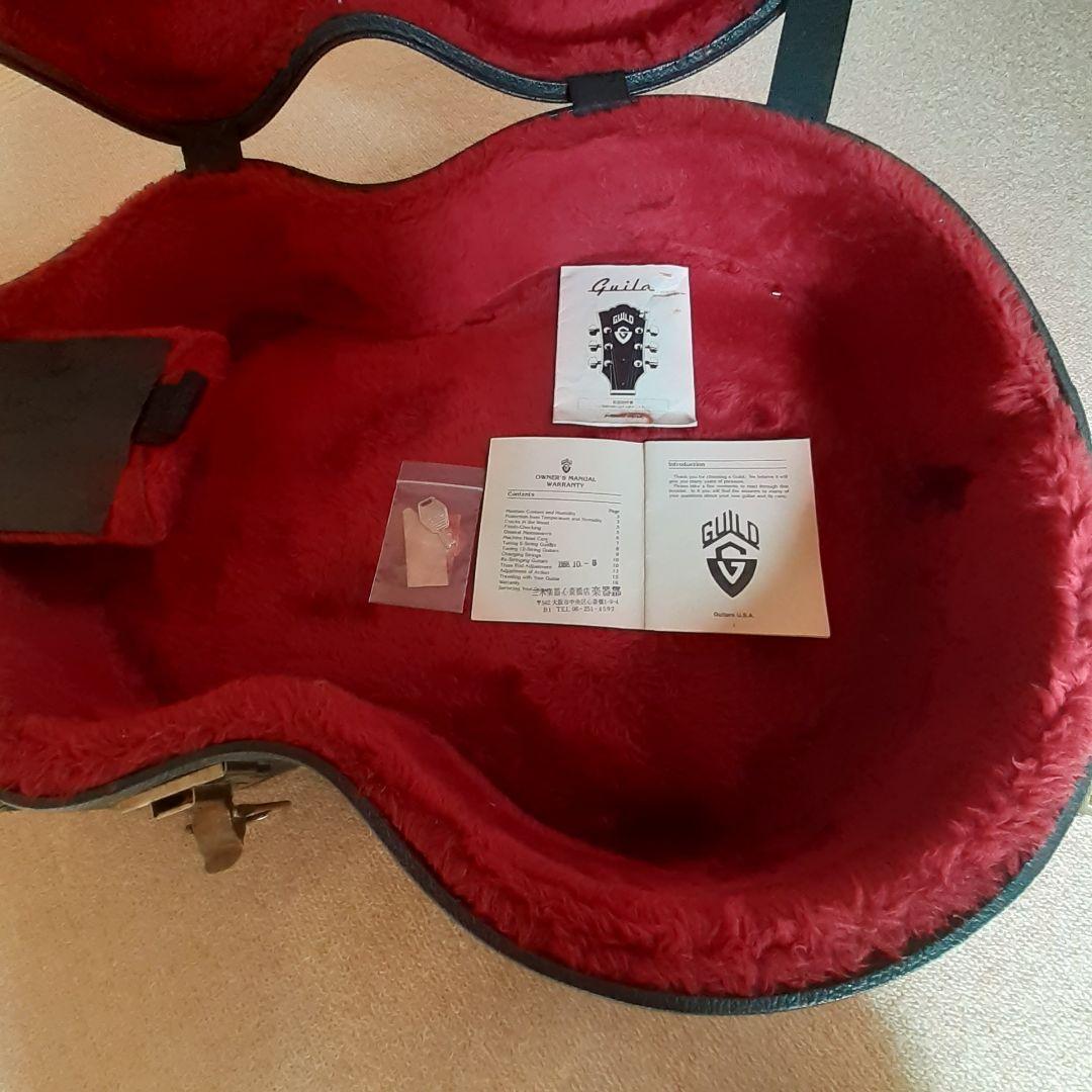 ギルドのアコースティックギターの出品です。