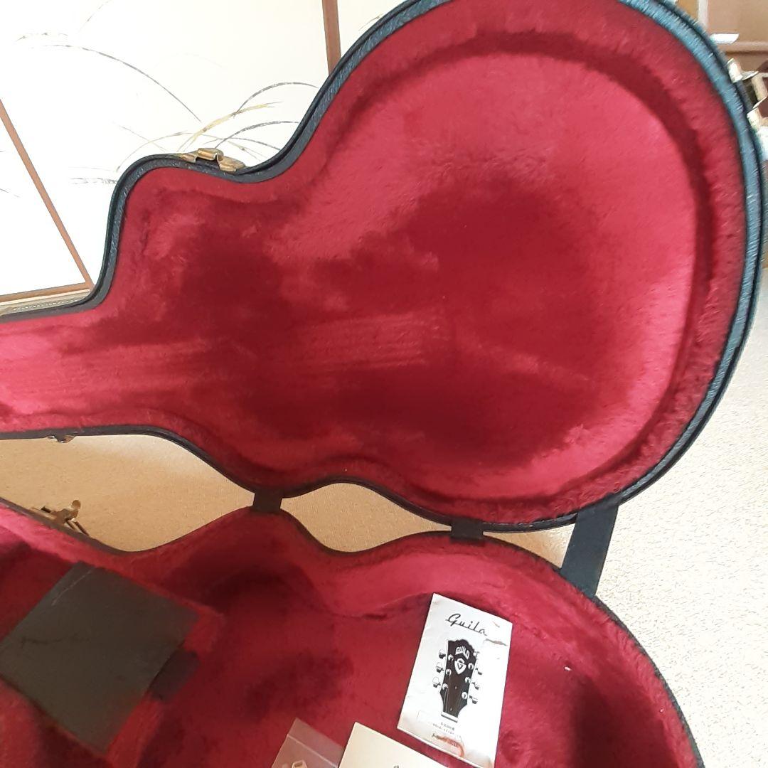 ギルドのアコースティックギターの出品です。
