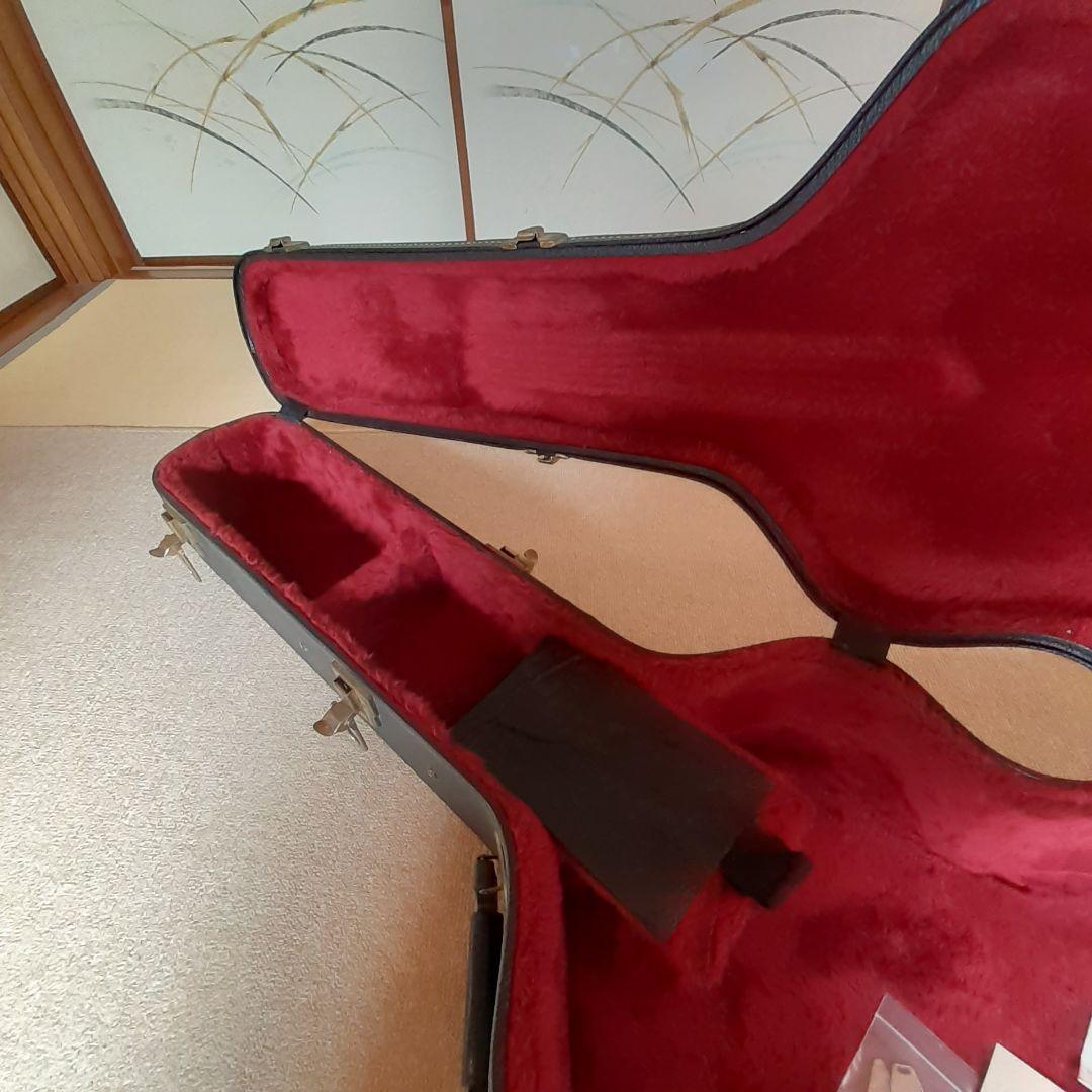 ギルドのアコースティックギターの出品です。