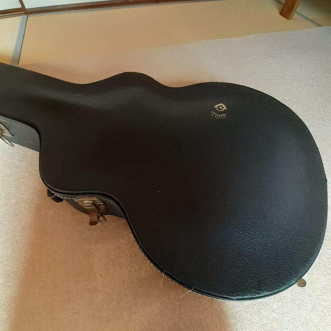 ギルドのアコースティックギターの出品です。