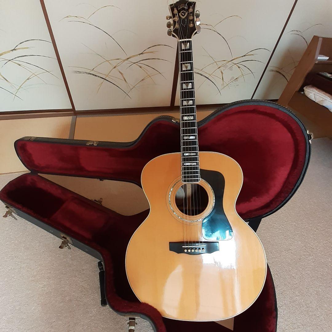 ギルドのアコースティックギターの出品です。