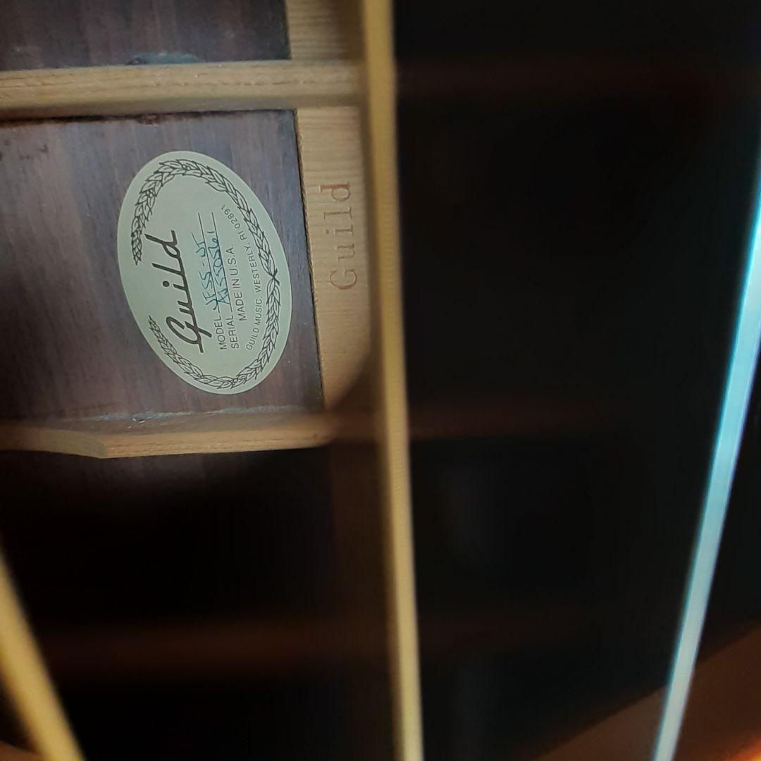 ギルドのアコースティックギターの出品です。