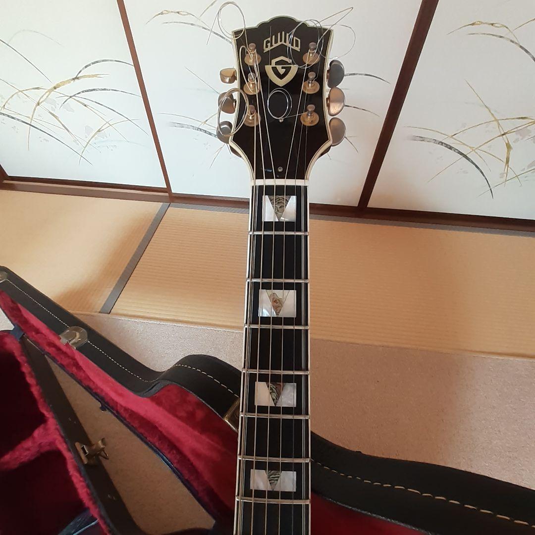 ギルドのアコースティックギターの出品です。
