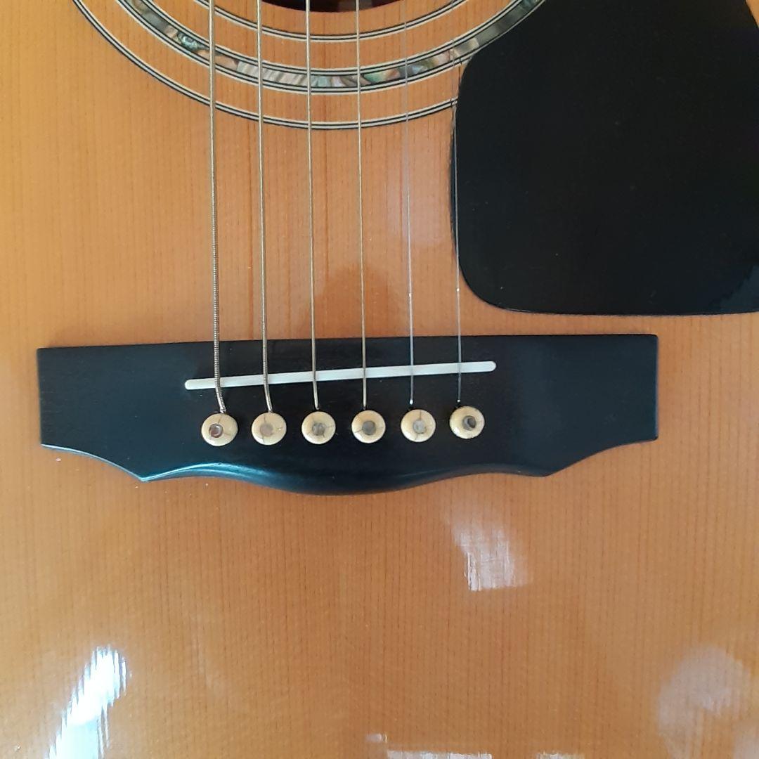 ギルドのアコースティックギターの出品です。