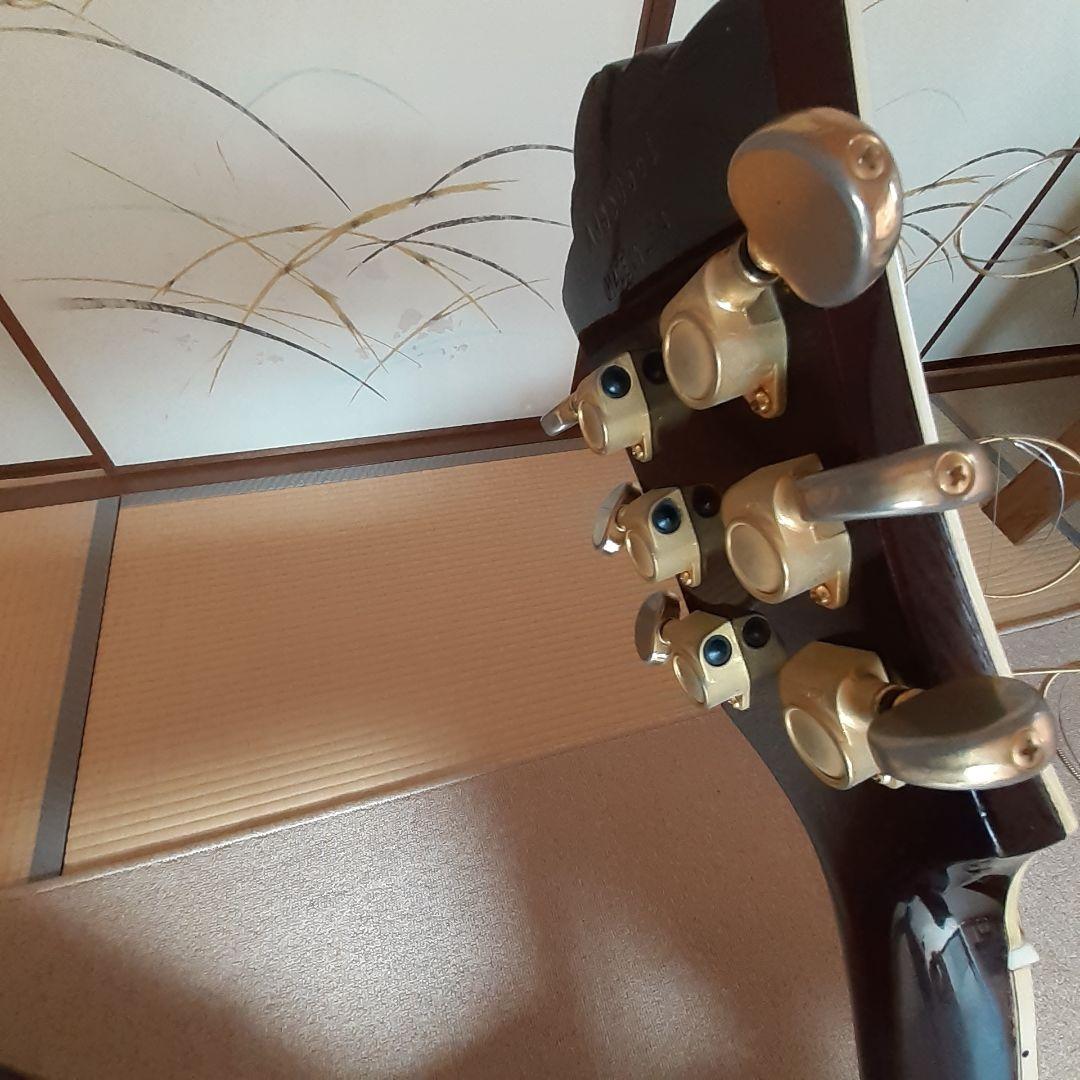 ギルドのアコースティックギターの出品です。