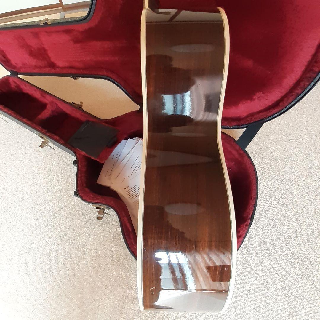 ギルドのアコースティックギターの出品です。