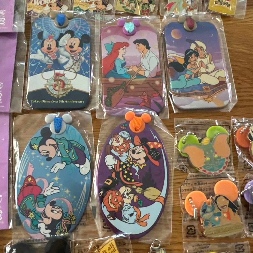 ディズニーランド　ディズニーシー他ピンバッジ 等おまとめ80個