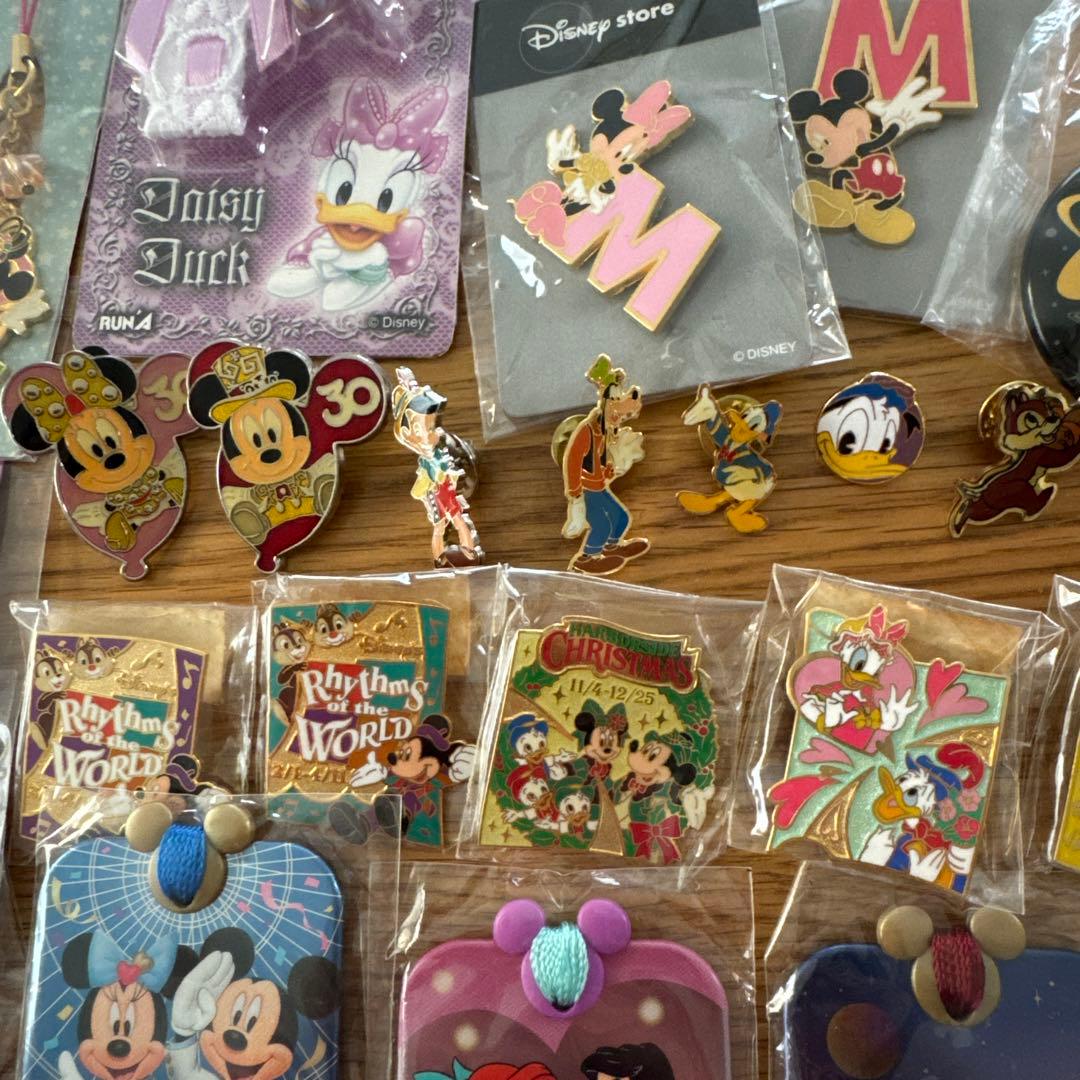 ディズニーランド　ディズニーシー他ピンバッジ 等おまとめ80個