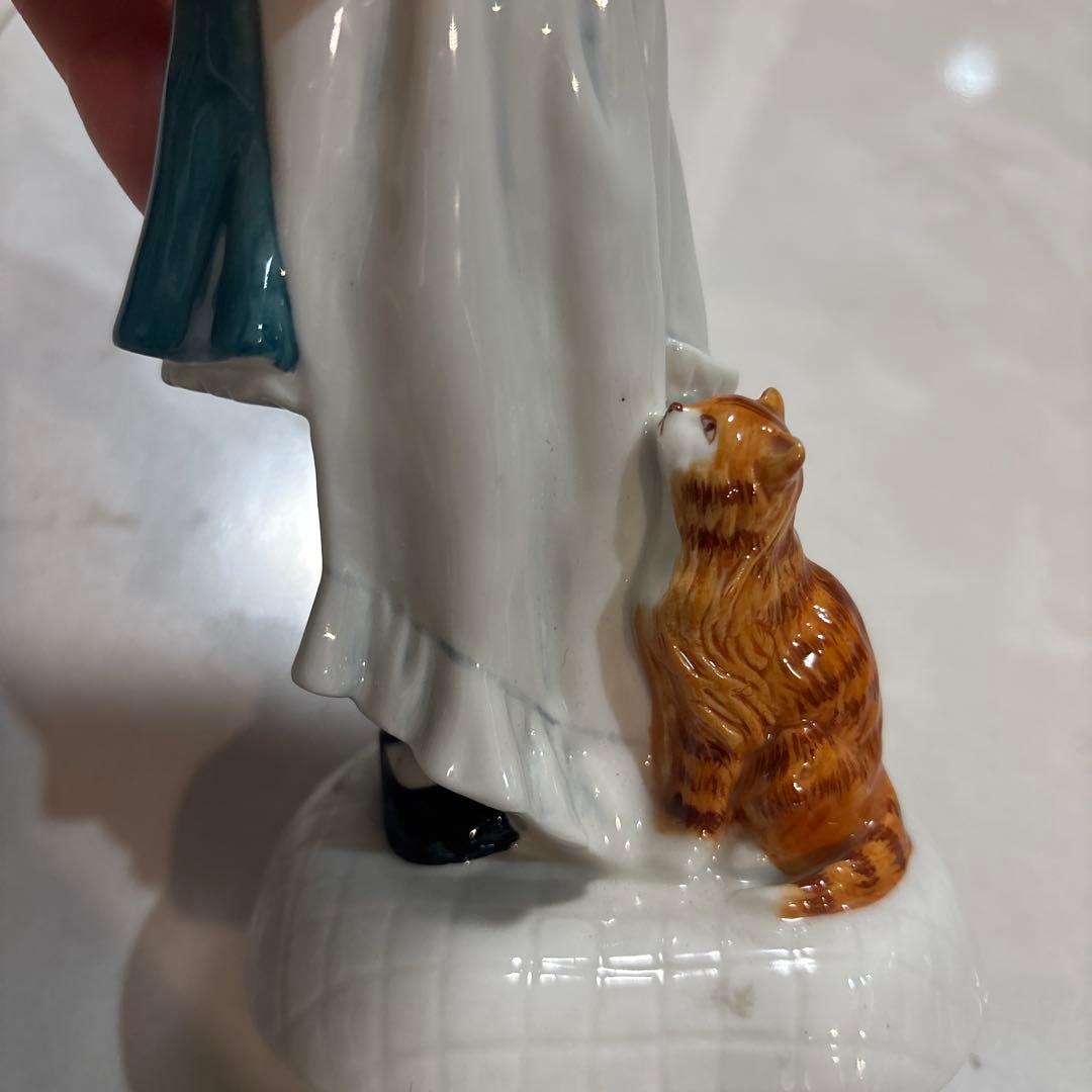 RoyaI DouIton ロイヤルドルトン少女と猫の陶器製置物 約20cm
