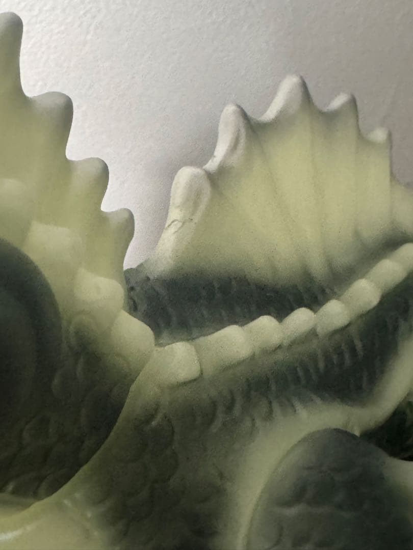 地球盾　蓄光怪獣フィギュア