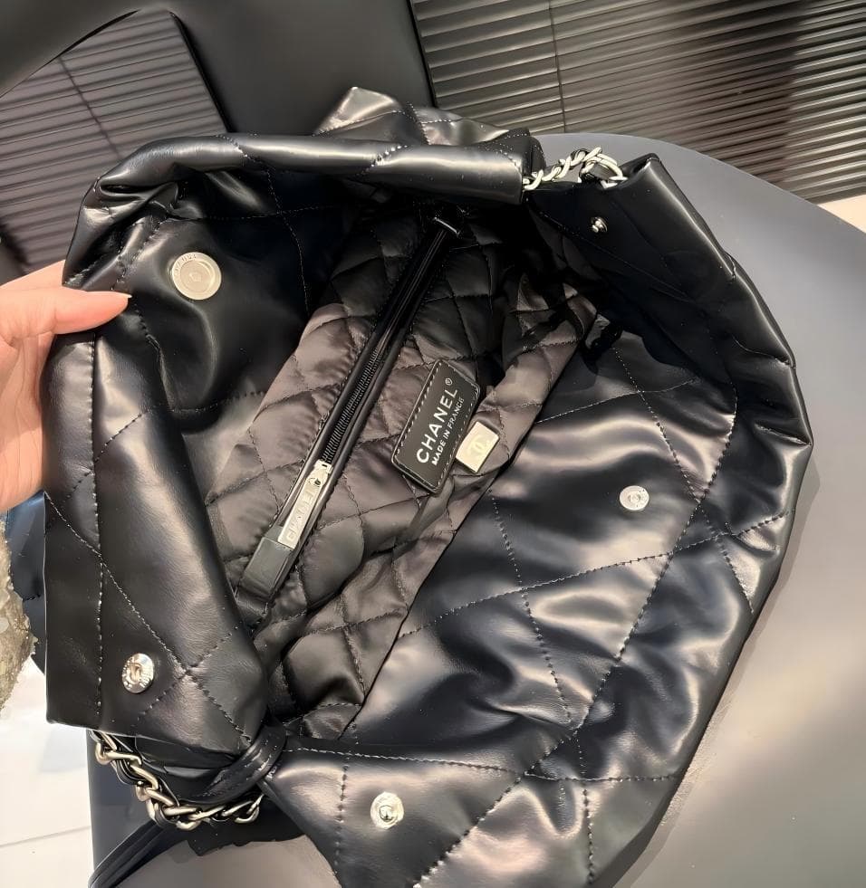 ノベルティ レザー ショルダーバッグ シルバー 金具