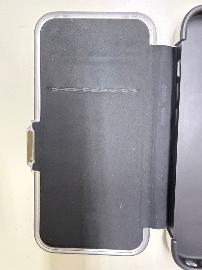 ZERO HALLIBURTON iPhone15Pro用手帳型ケース シルバー