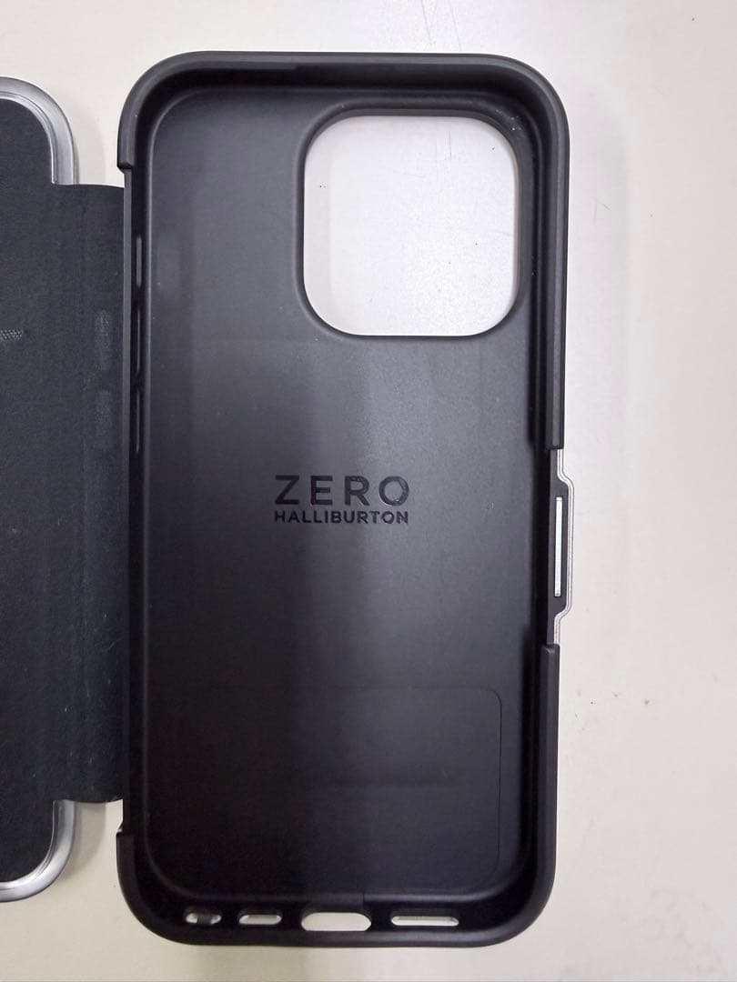 ZERO HALLIBURTON iPhone15Pro用手帳型ケース シルバー