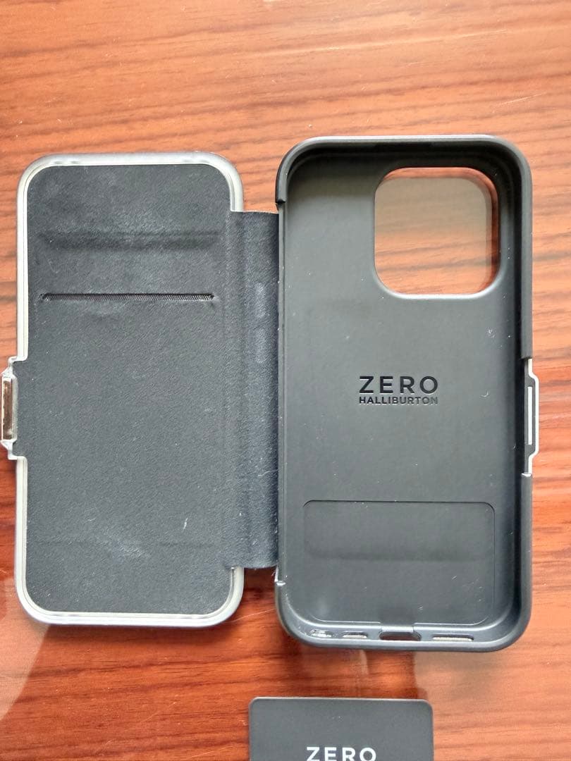 ZERO HALLIBURTON iPhone15Pro用手帳型ケース シルバー