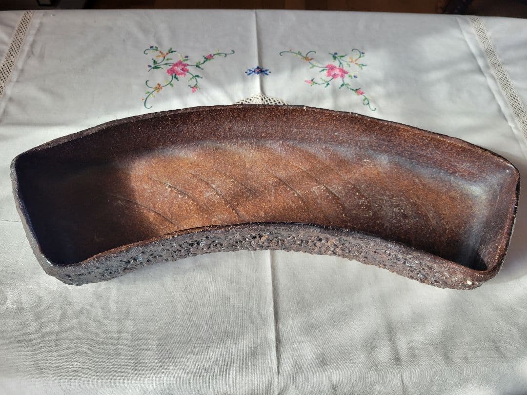 陶器製 曲線状の展示用作品