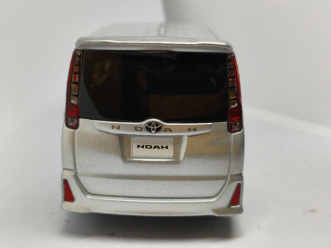 トヨタ　ノア　Si　80系前期　エアロ　1/30　カラーサンプル　ミニカー