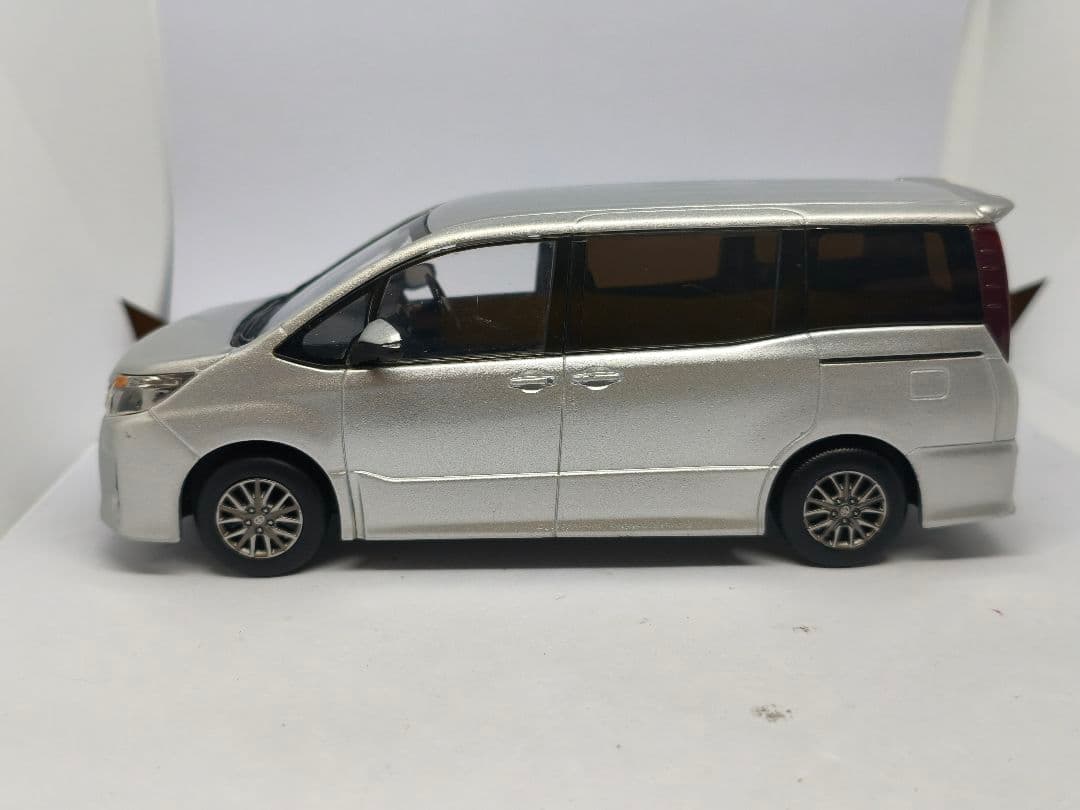 トヨタ　ノア　Si　80系前期　エアロ　1/30　カラーサンプル　ミニカー