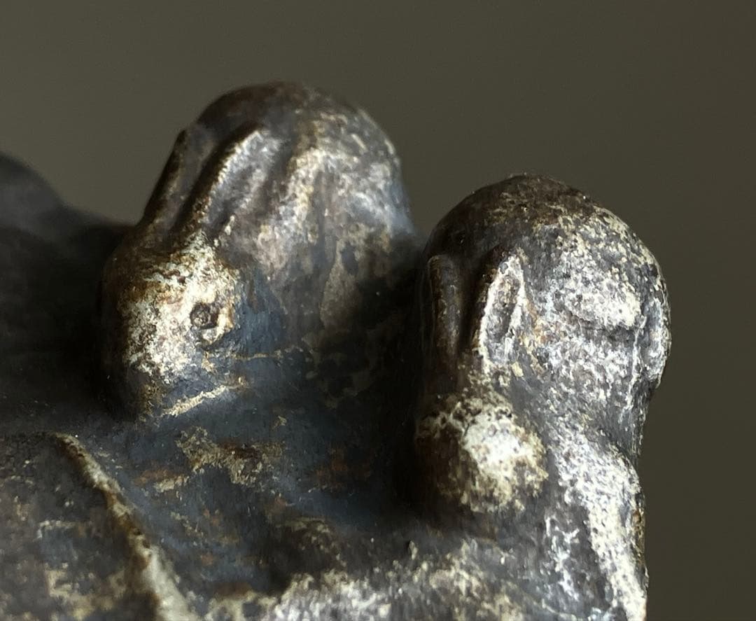 【古鉄 子宝祈願 うさぎ親子 オブジェ 約12㎝ 昭和初期頃】子孫繁栄縁起物置物