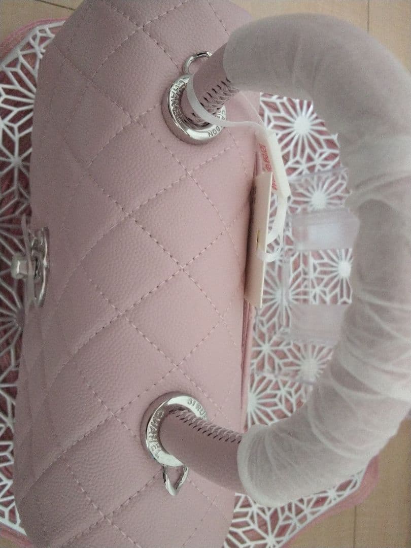 CHANEL ピンク ココハンドルキャビアスキン(本革)バッグ。チェーン付