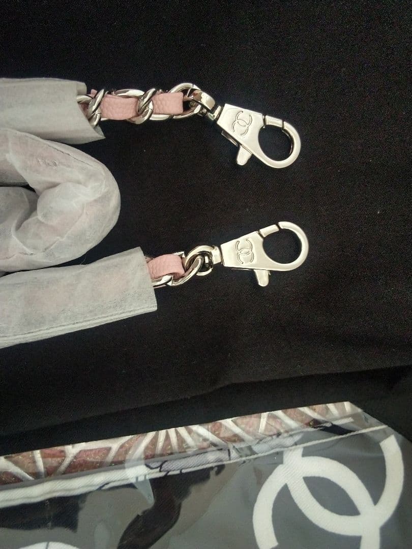 CHANEL ピンク ココハンドルキャビアスキン(本革)バッグ。チェーン付