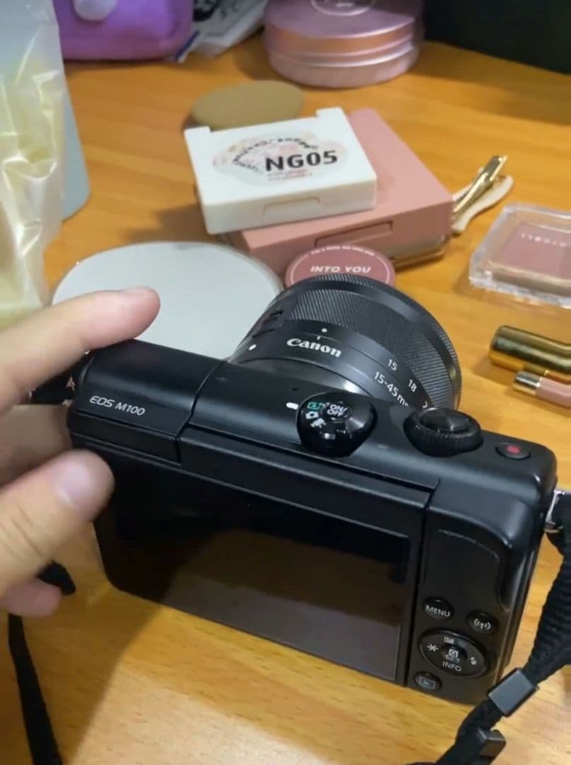 ほぼ未使用 EOS M100 ダブルレンズキット 高級カメラバッグ、ミニ三脚付き