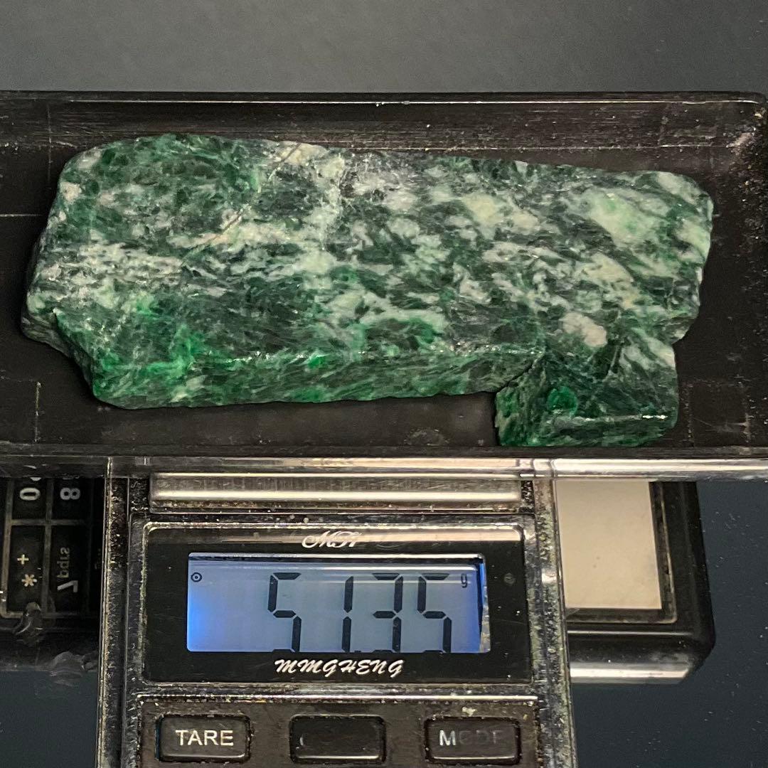 上質　ミャンマー産　天然モーシッシコスモクロア　翡翠輝石　原石51.35g