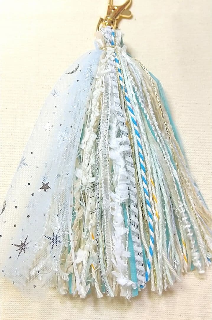 SOLD◆ハンドメイド　タッセルチャーム　星月　水色系ミックス