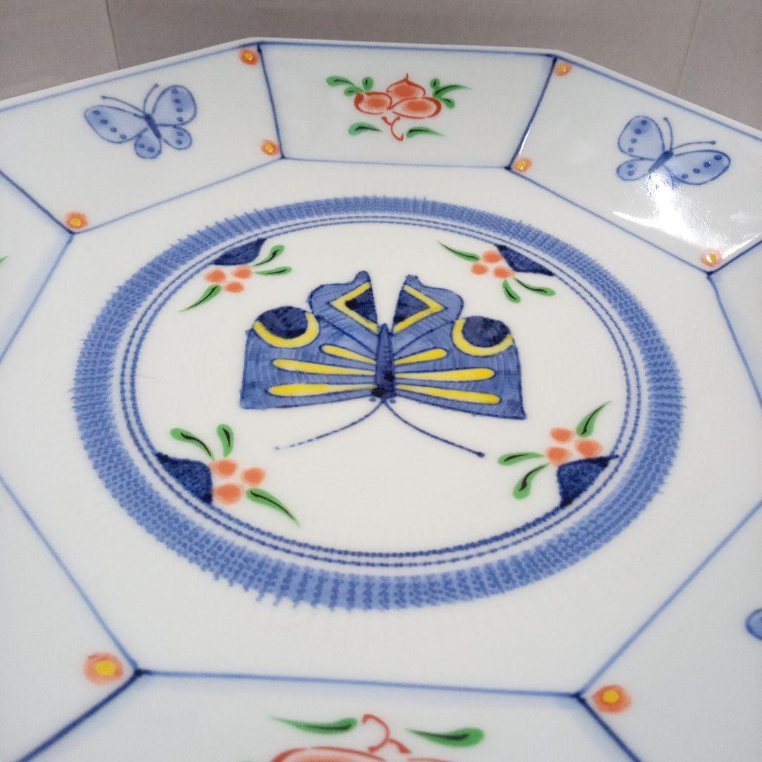 八角形の青い蝶と花模様の皿
