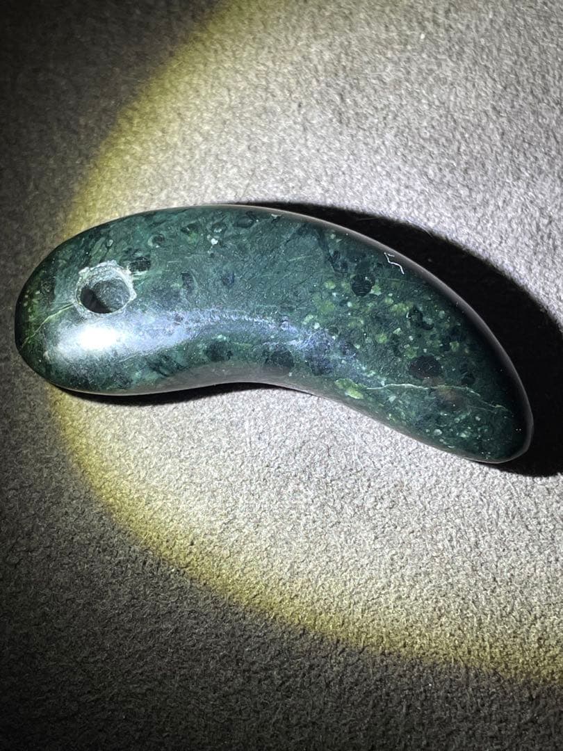 弥生時代　牙形勾玉　硬玉　碧玉　牙玉　翡翠