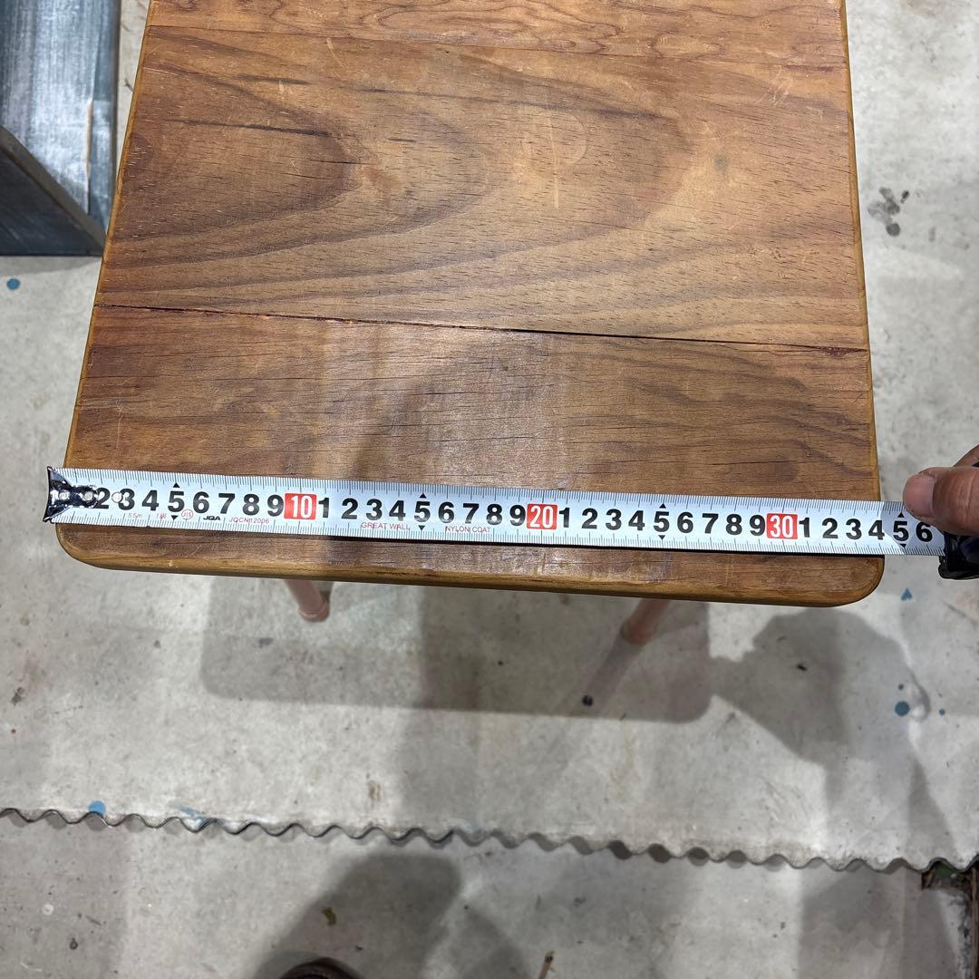 ピンク色の木製ビンテージチェア