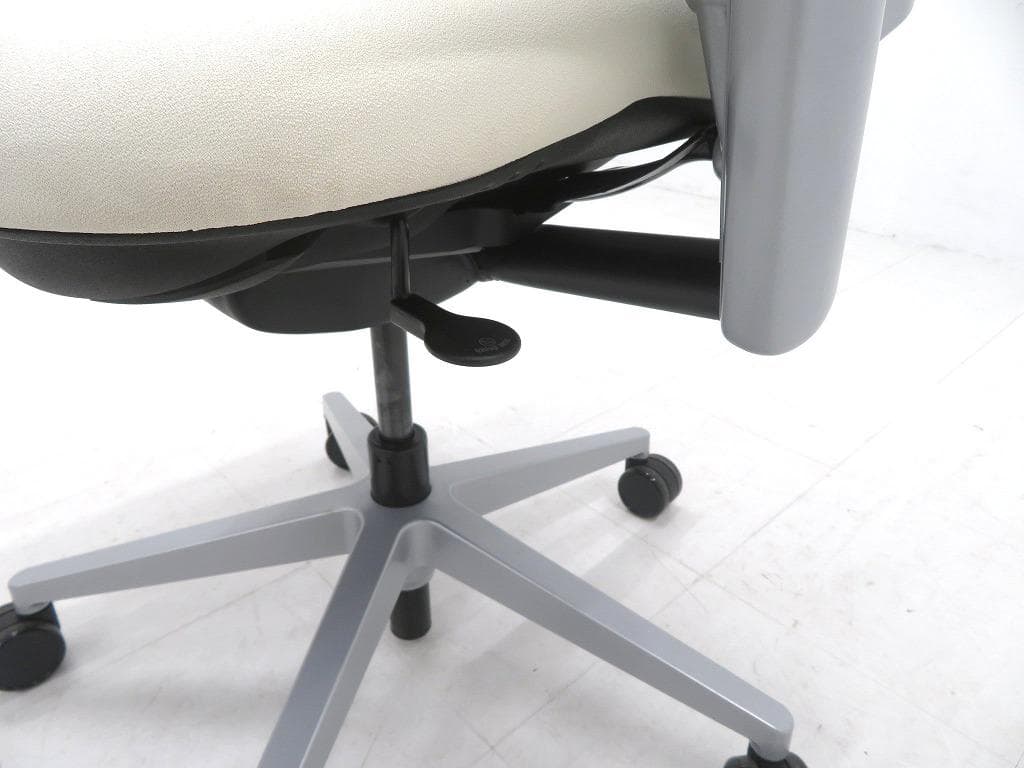 展示品　スチールケース　リープチェア　V2　ヘッドレスト付き　2023年製