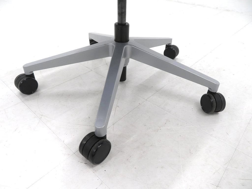 展示品　スチールケース　リープチェア　V2　ヘッドレスト付き　2023年製