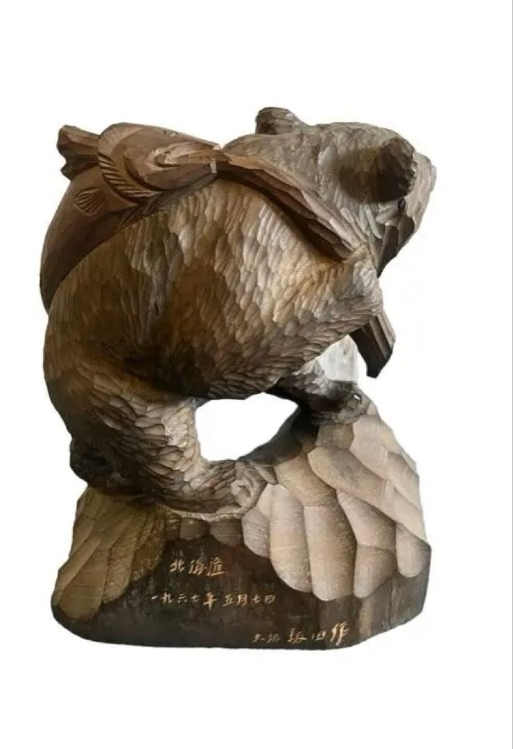 木製クマと魚の彫刻