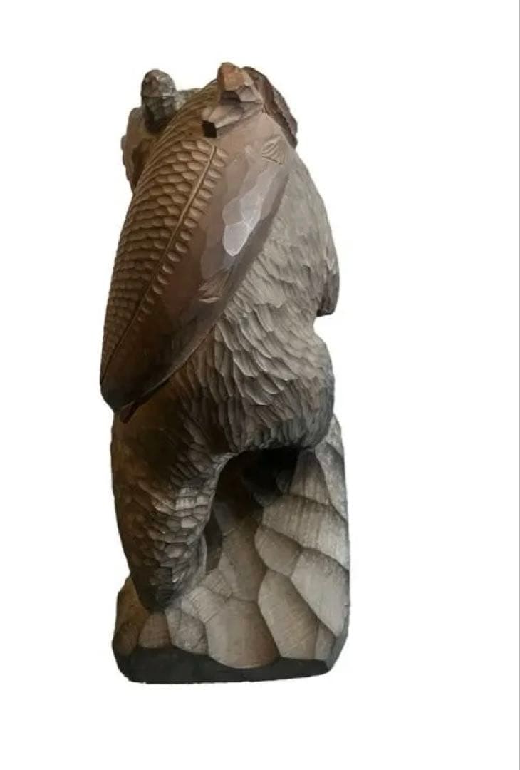 木製クマと魚の彫刻