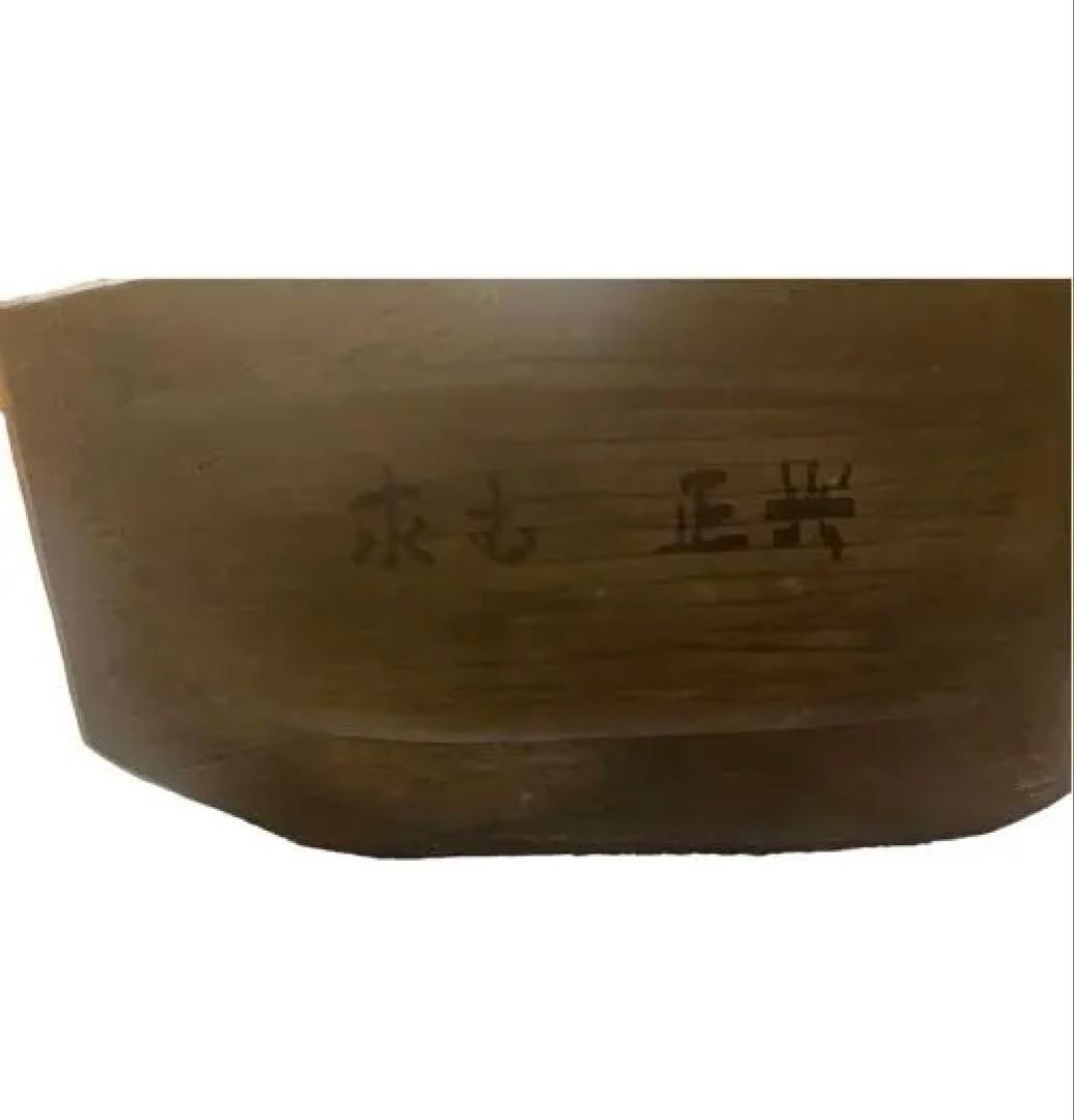 木製クマと魚の彫刻