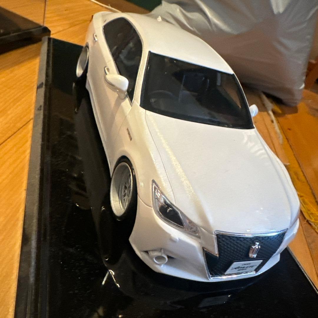 トヨタ クラウン 1/18スケール ホワイト