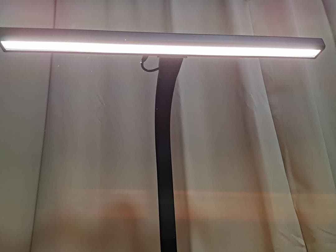 目に優しいブラック卓上ライト