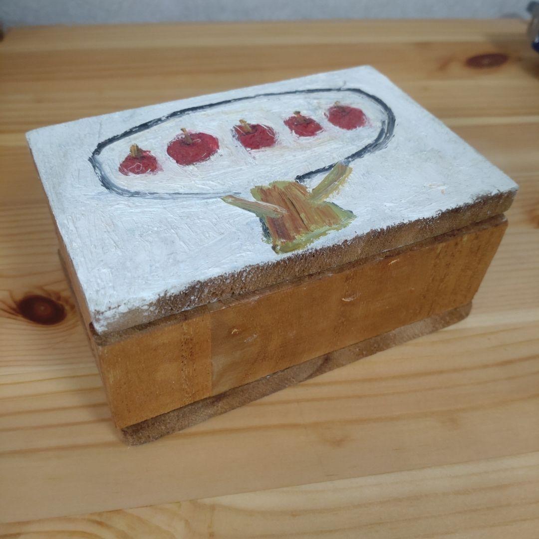 新品・未使用　山口法子さん　手描きリンゴの木製小物入れ＋ブローチ